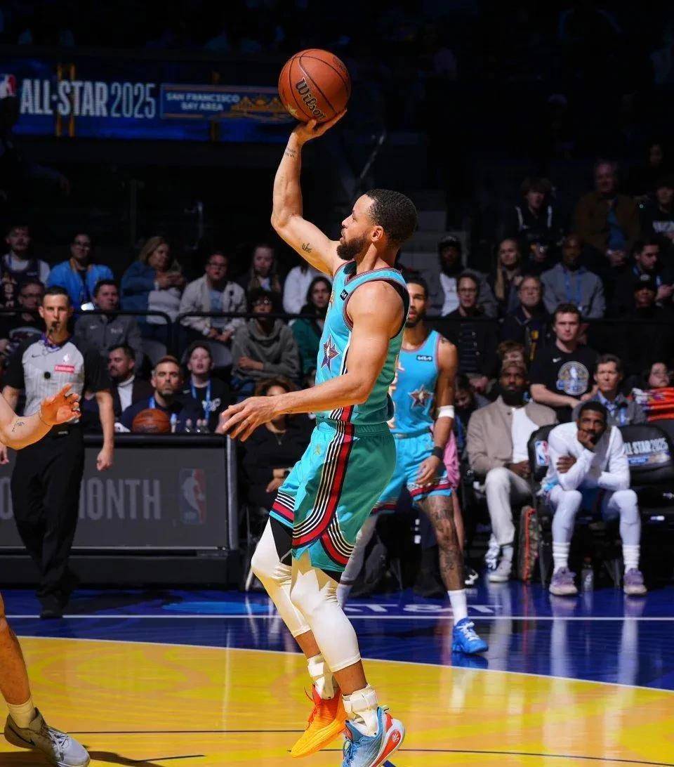 体育明星库里在比赛中表现抢眼,力保球队胜利 体育明星库里在比赛中表现抢眼,力保球队胜利