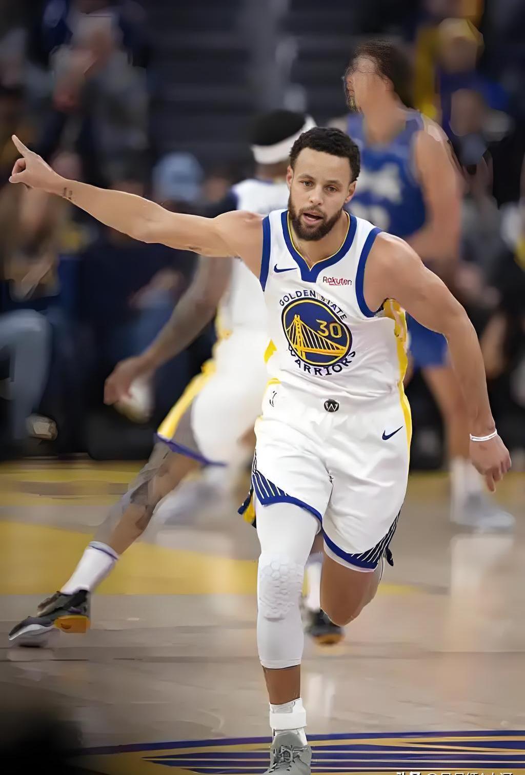 篮球巨星在比赛中创造新记录 篮球巨星在比赛中创造新记录